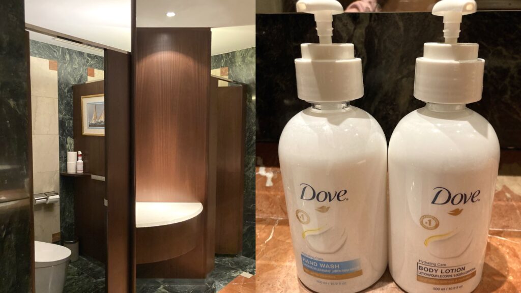 トイレとトイレのアメニティの写真